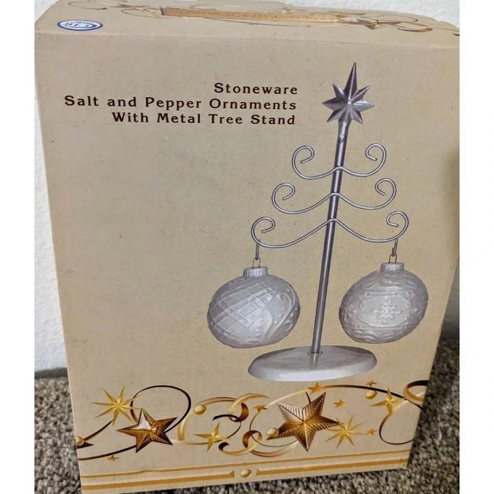 Cracker Barrel Christmas Ornament Salt & Pepper Shakers with Tree Stand‎